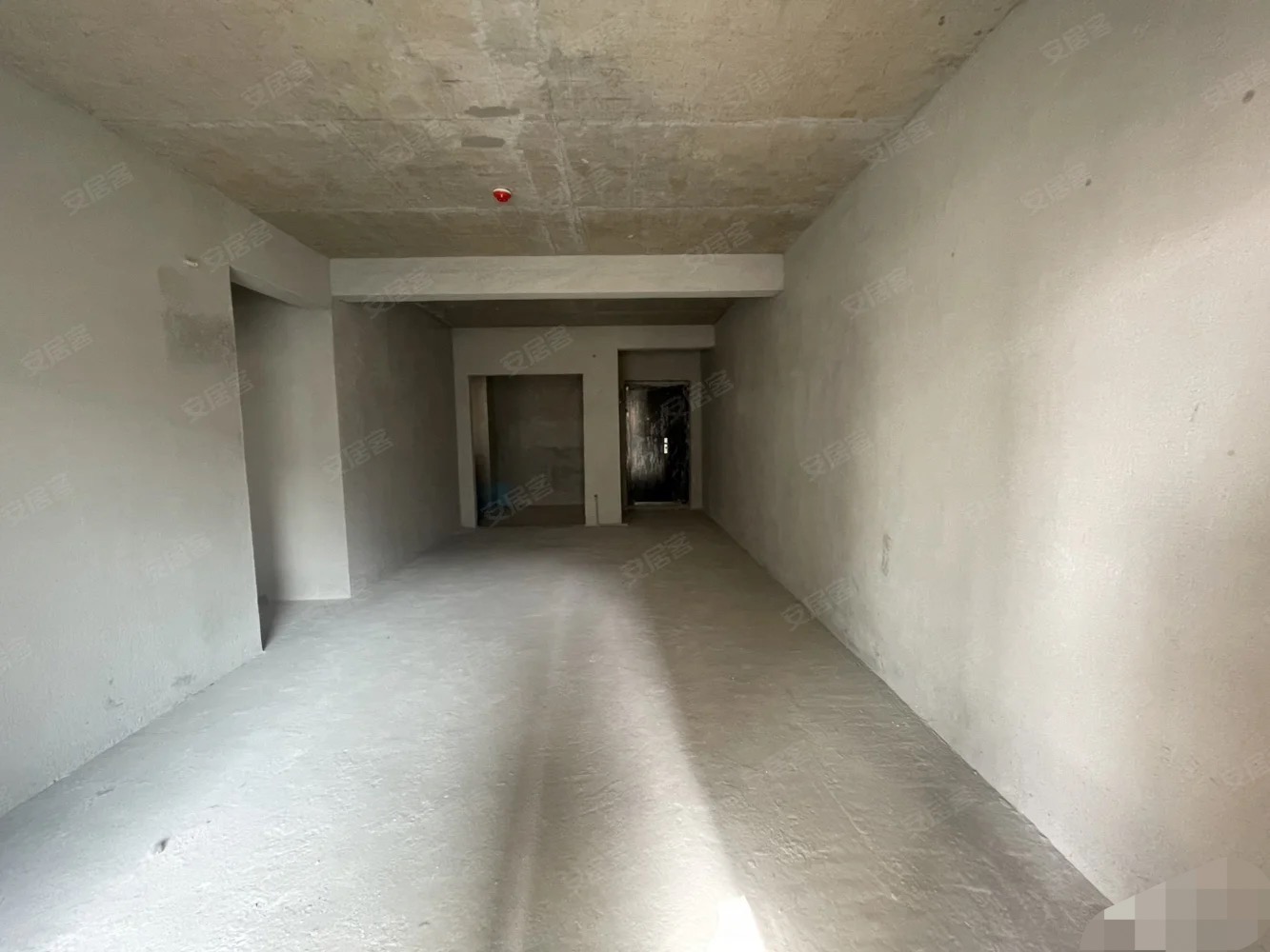 降价了，房东亏本出售，蓝天白云，买房送车位，中间好楼层，毛坯三房，证满二，