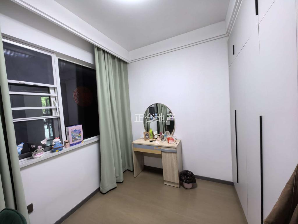 亏本出，业主急售，森林国际北苑，一楼带院子，精装三房，大阳台全屋地暖，证满二，