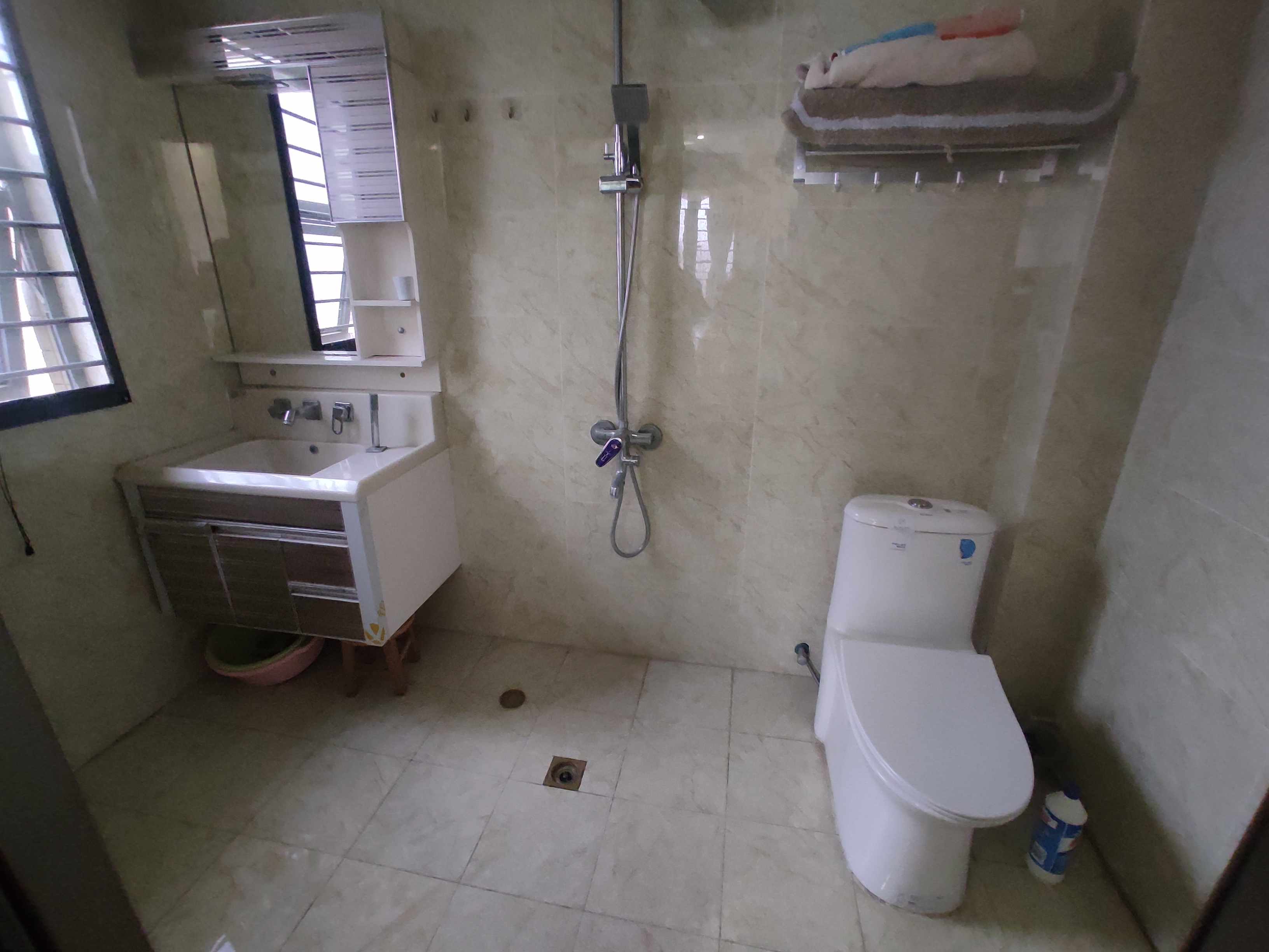 御台公馆.精装四房.小区环境好.证件在手.看房方便