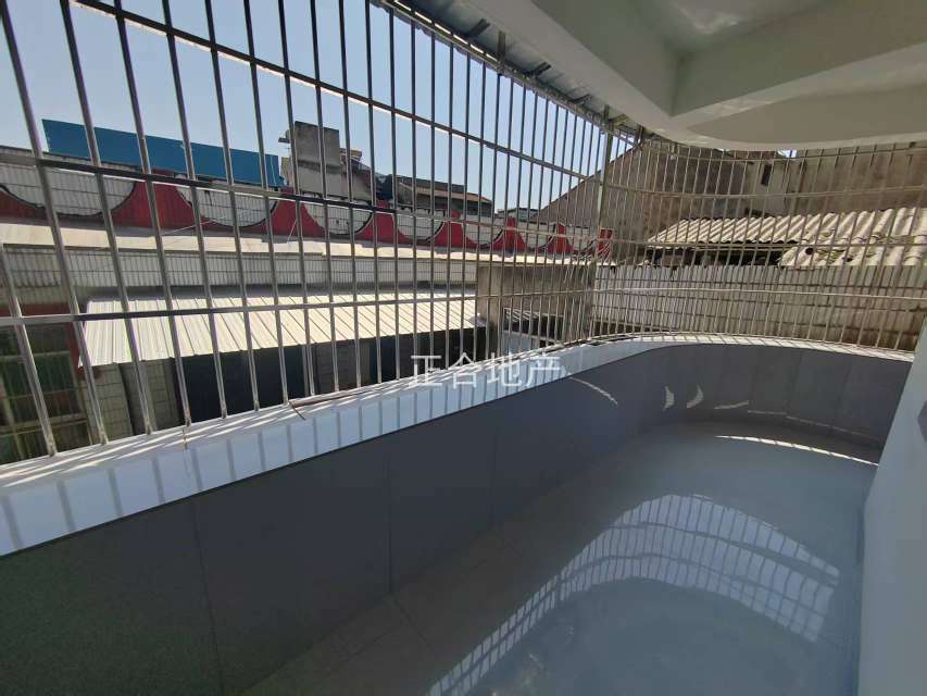 急售，大洪小区，步梯三楼，好停车，老证，精装三房，拐角大阳台，包满二过户