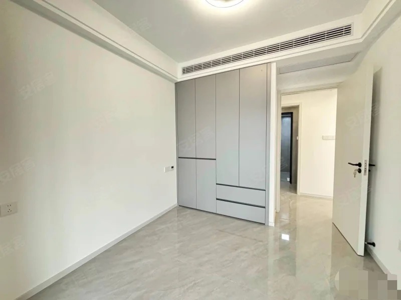 295，吾悦旁，蓝天花园，全新精装修，三房两卫，中间好楼层，全屋中央空调，兔宝宝板材