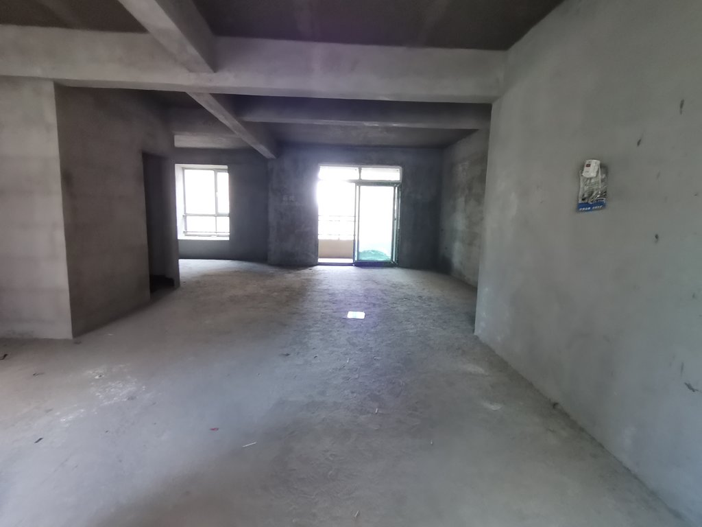 新三中对面元泰未来城好房来啦户型方正通透，娃儿上学近，业主诚意出售