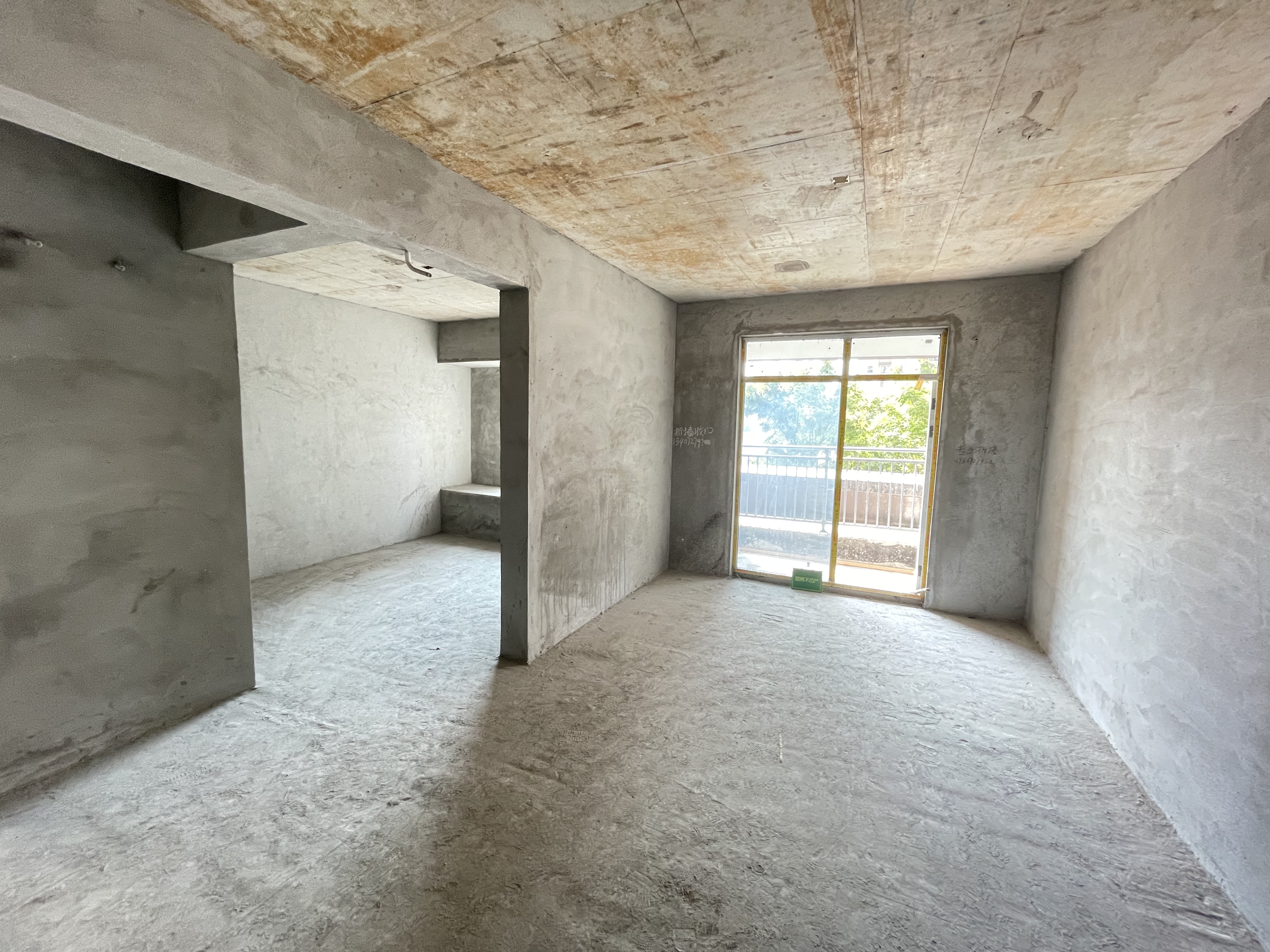 蓝天新城 满二 稀 缺小户型两房带地下车位打包 带大露台 采光非常好 方便看房 诚心出售