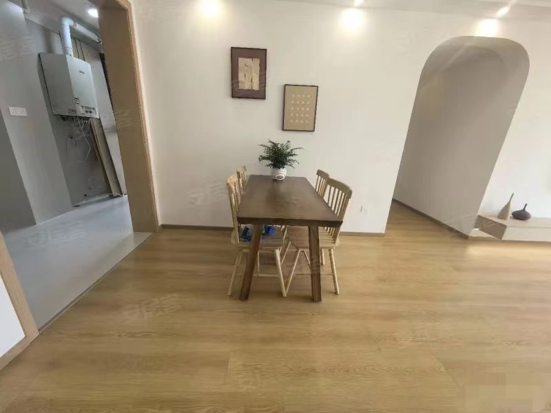 降价了，l森林国际湖景房，全新装修，精装三房，楼层好，双书包出门就是沔阳公园仙湖公园楼下新二中二小拎包入住