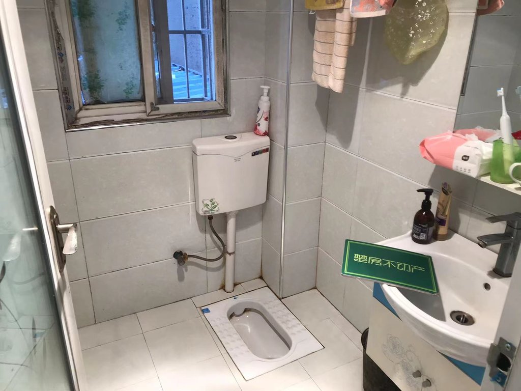 荆洪花园富迪三友旁沔中附近大三房很好的楼层诚心出售