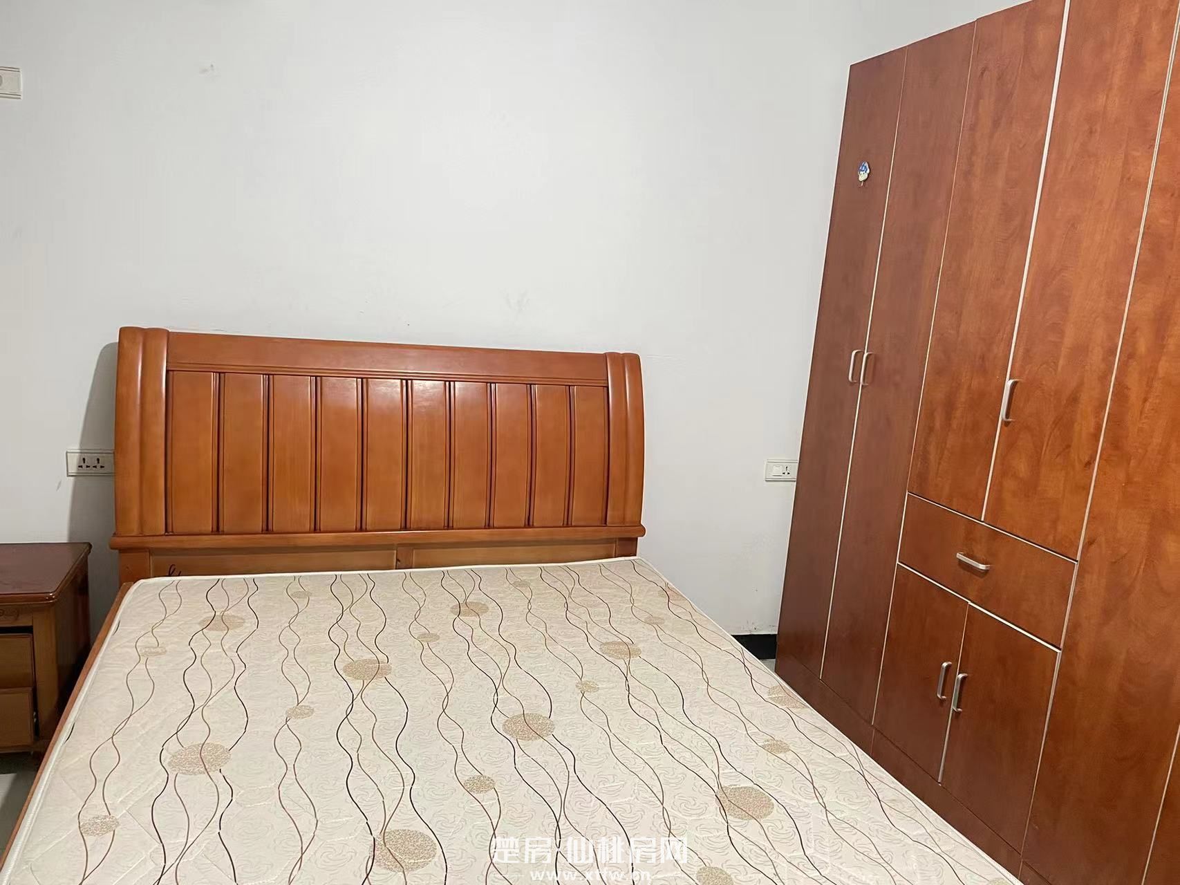 沃尔玛对面，明珠商务酒店对面巷子，2房朝北。