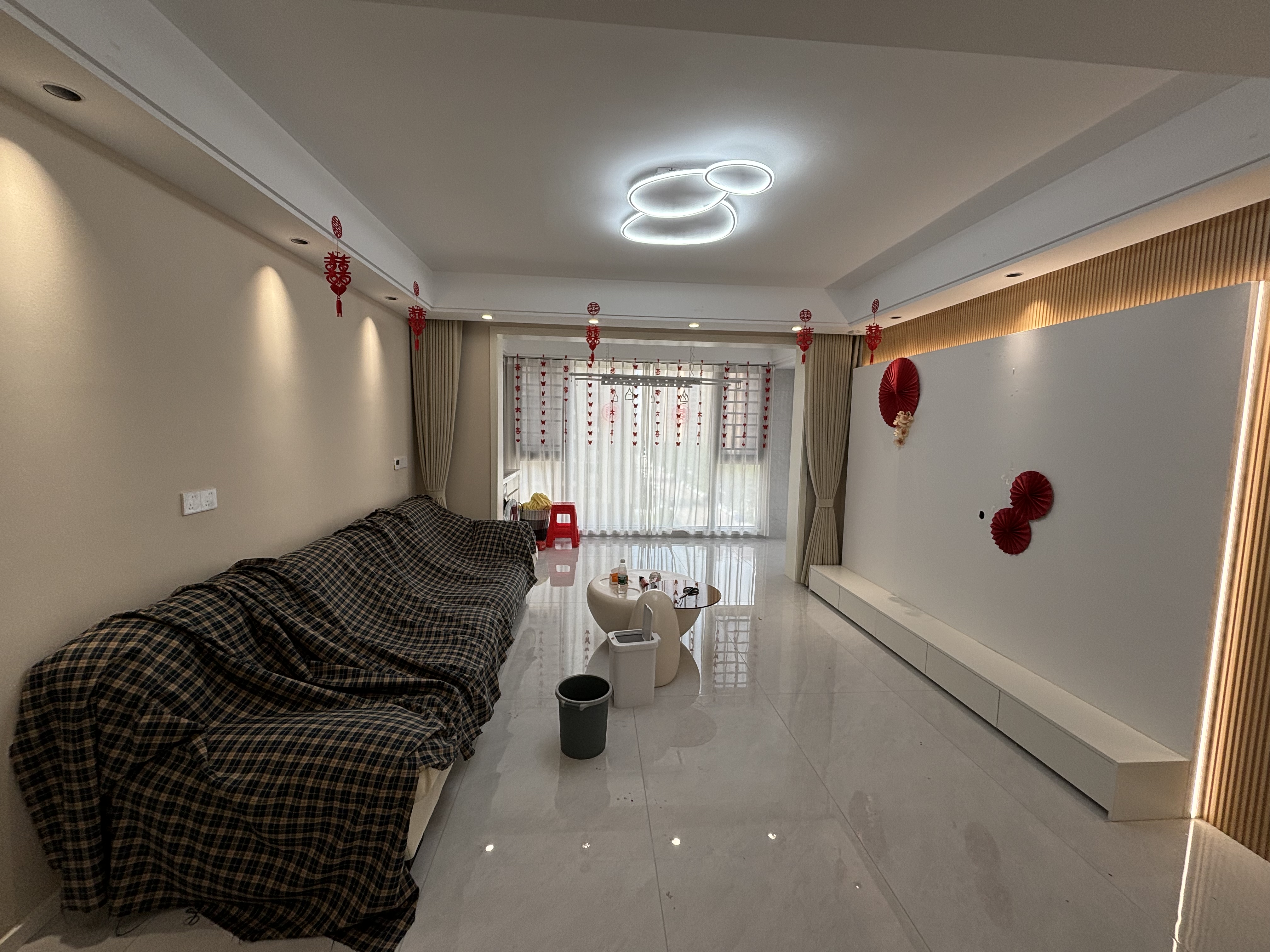 满庭春.精装三房两卫.看房方便.房子直接了个婚层色新的狠