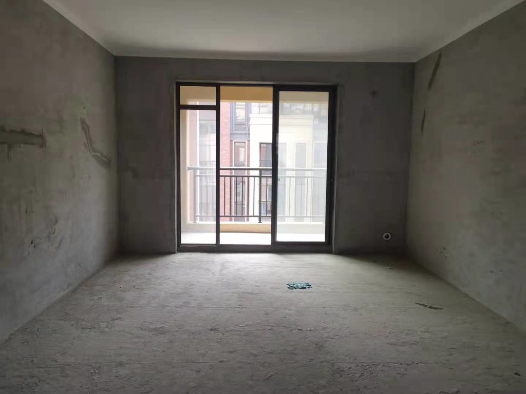 绿地香格里拉，毛坯大三房，户型方正，南北通透，户型非常好