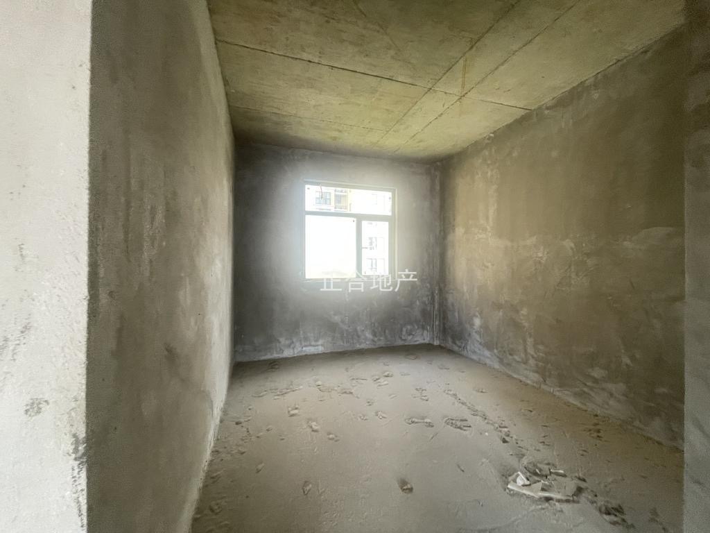 城南，新城壹号五期，电梯洋房，满两年，毛坯3室2厅2卫，南北通透