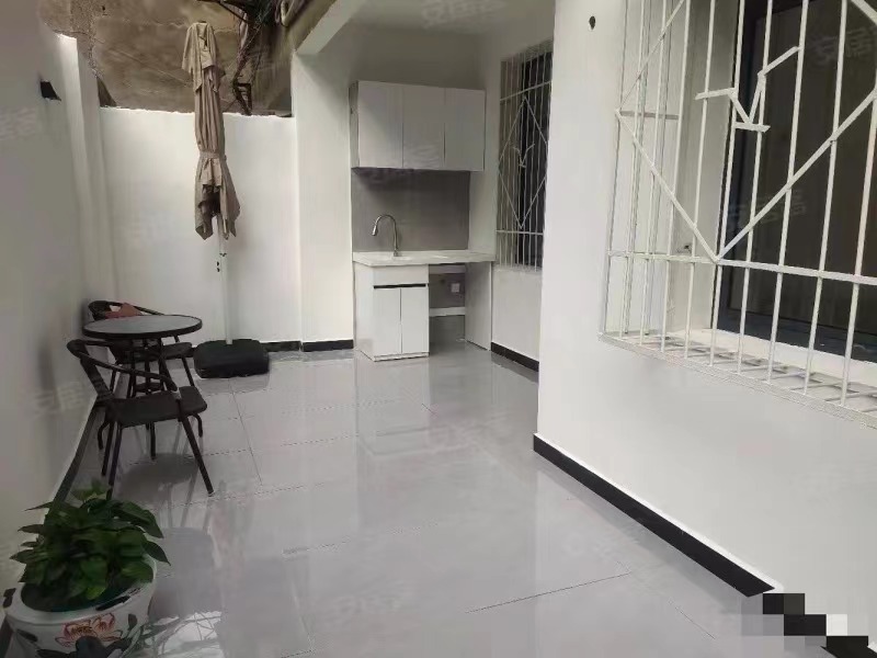 198，降价了，捡漏，带大院子的1楼来啦！​！​精装三房，出门学笑，菜场！​不动产在手，证满二！​