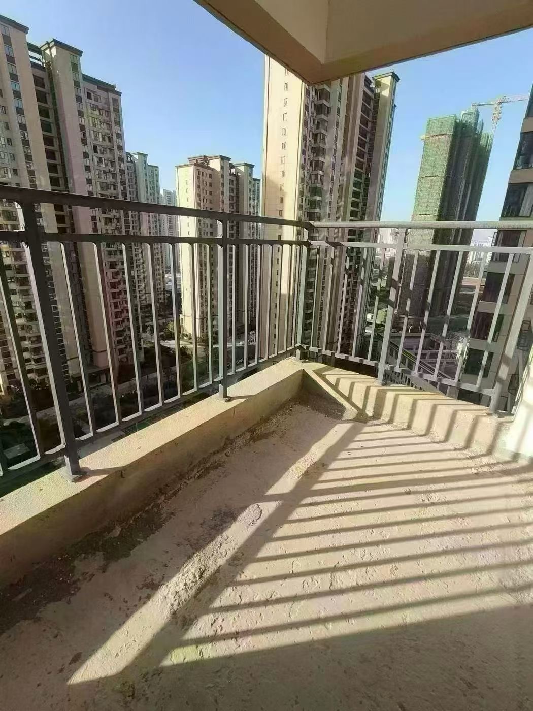 朝阳xiao学对面，朝阳丽景，毛坯小两房 ，好楼层，双书包房 ，证满二