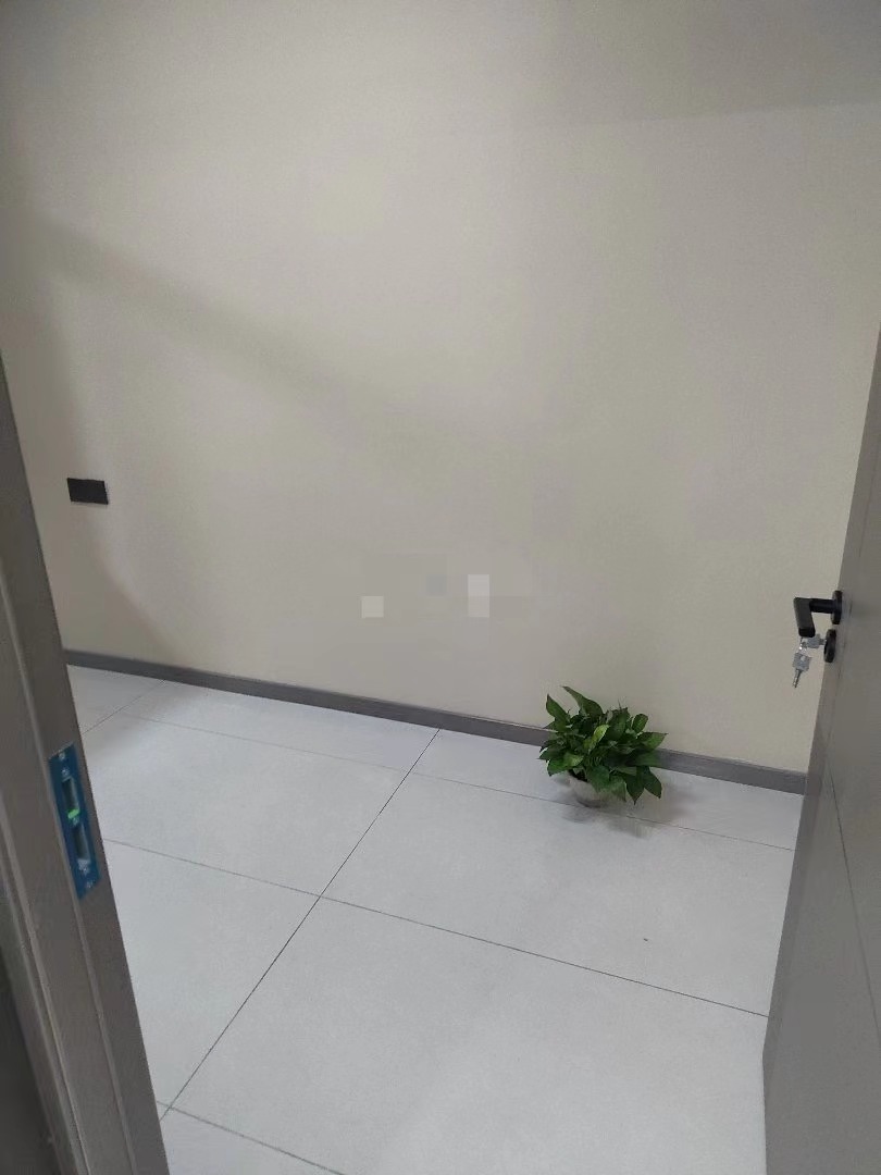 142？房东诚心出售，养老蛮好，精装3房，证件在手，有院子停车