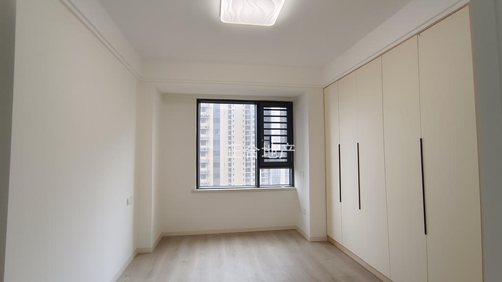 满庭春七期，次新小区，中间好楼层16楼，东边户，业主自装，一天未住，全屋奶油风，