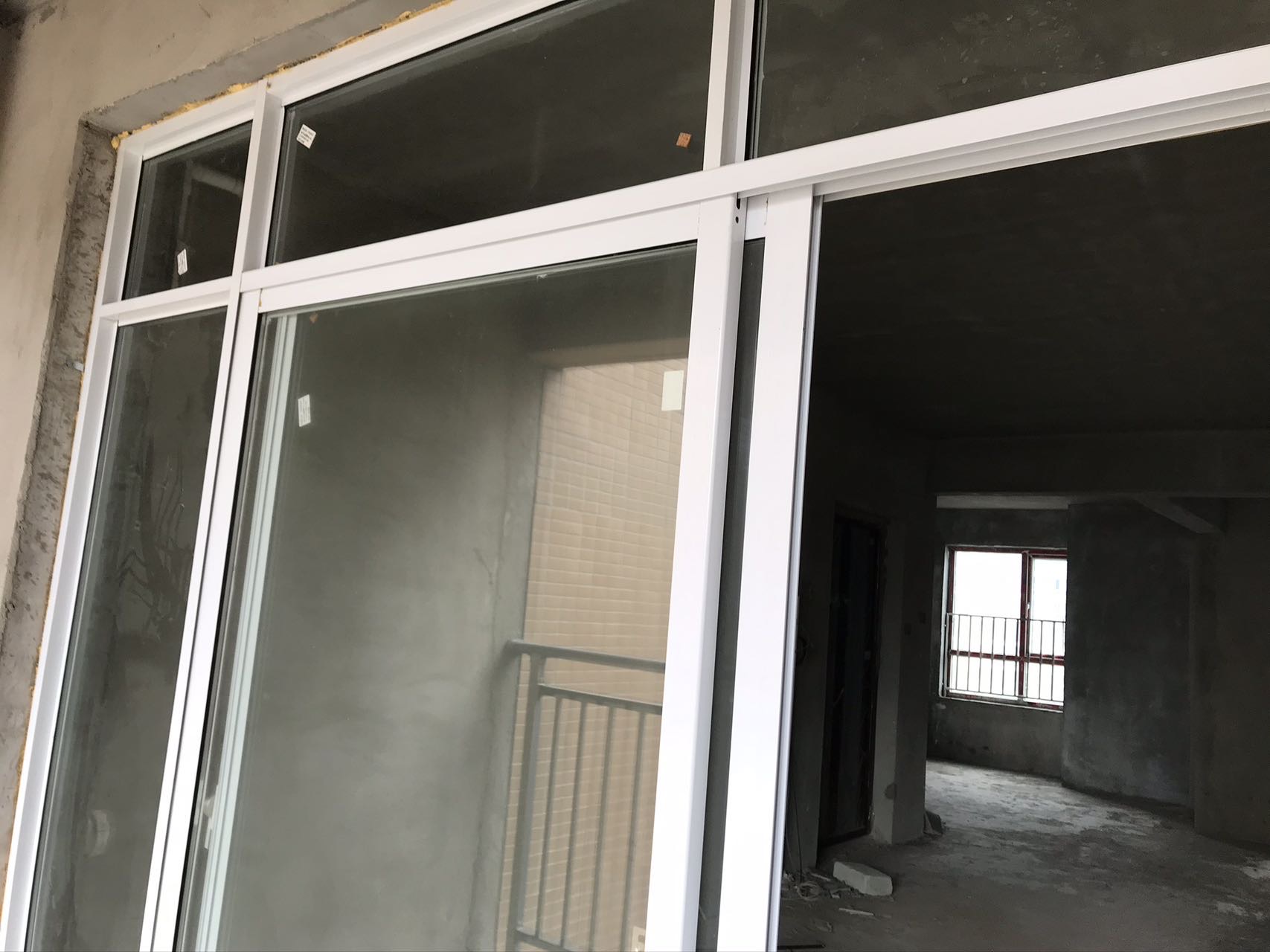 沔阳公馆三室两厅两卫。毛坯房