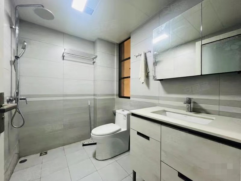 急售，​荣‮及怀‬第‬世家，精装三房，单价6500元，证满二，几乎全新，好楼层