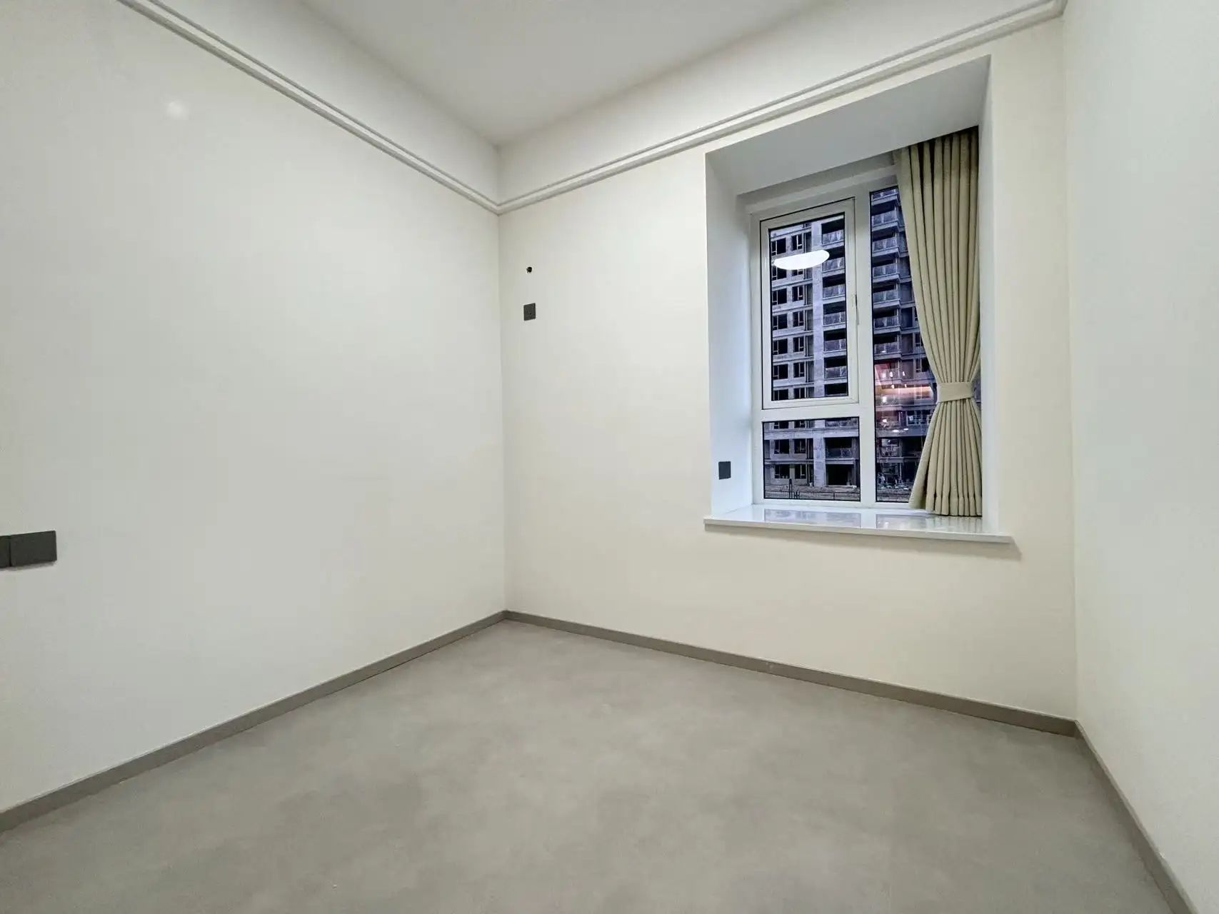 风和日丽，双书包，精装四房二卫，带车位，全新装修，证满二