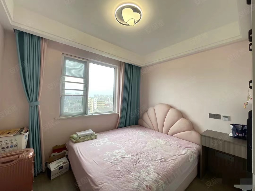 房东诚心出售，锦绣江山三期，东边户，南北双阳台，9成新装修，家电全送，拎包入住