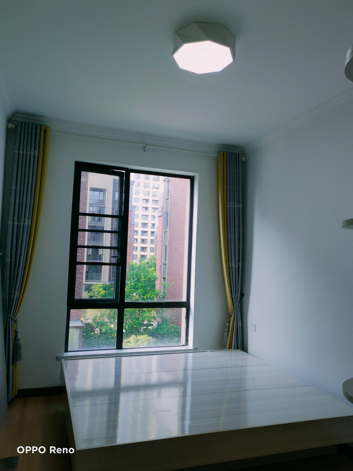 绿地华庭121.8平75万精装修拎包入住