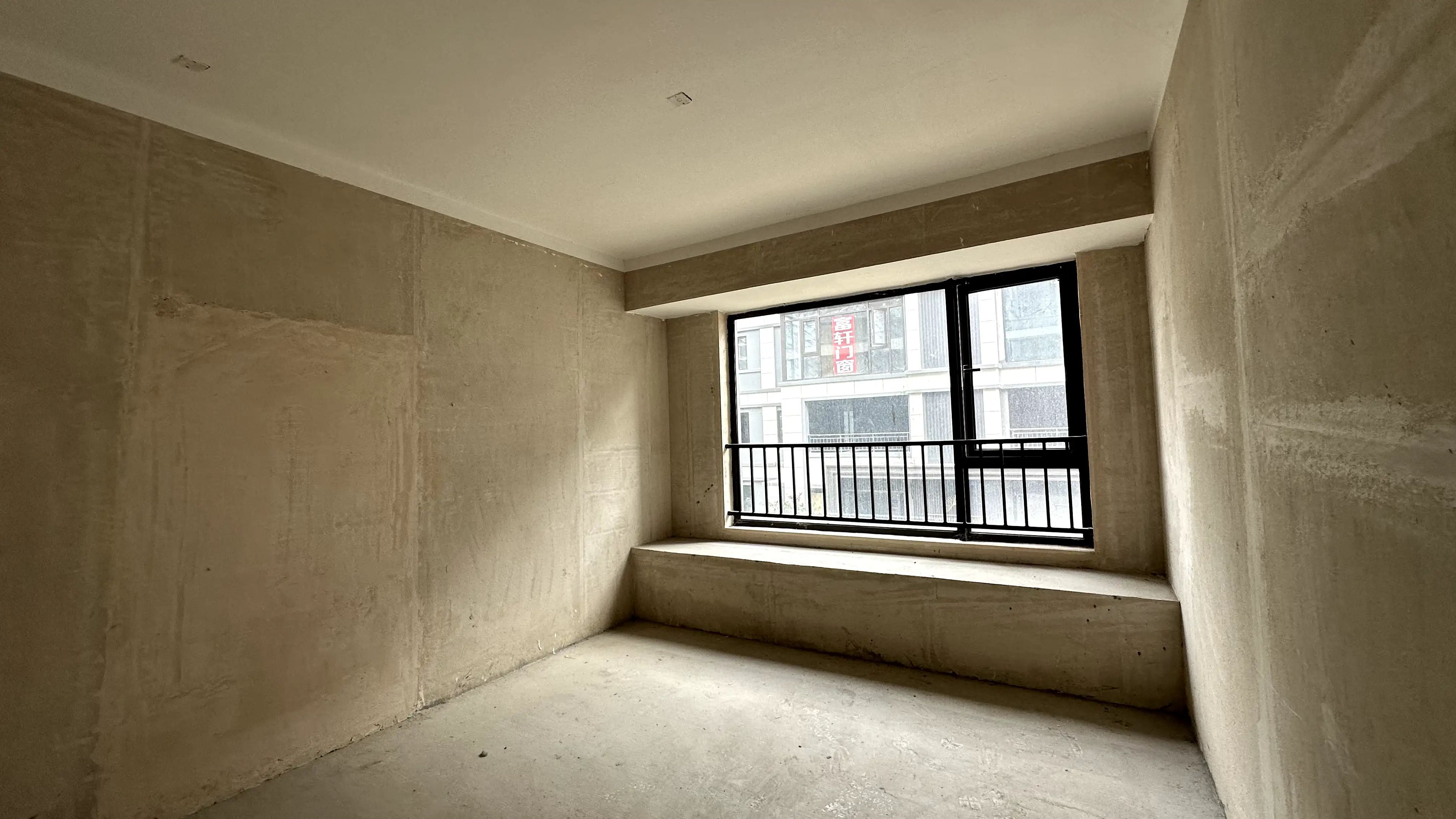 吾‮下悦‬叠，‮车带‬位，实际得房率500多平，上下4层，带院子100＋