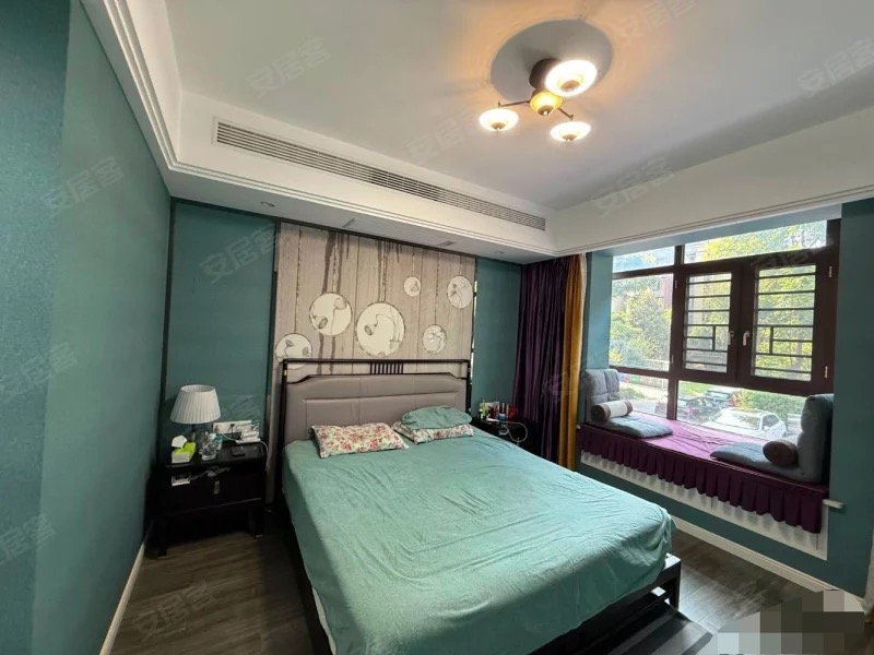 急售，城西，绿地香格里拉复式，豪装四房，带阳光房花园和车位，南北通透，单价不到4800，满两年