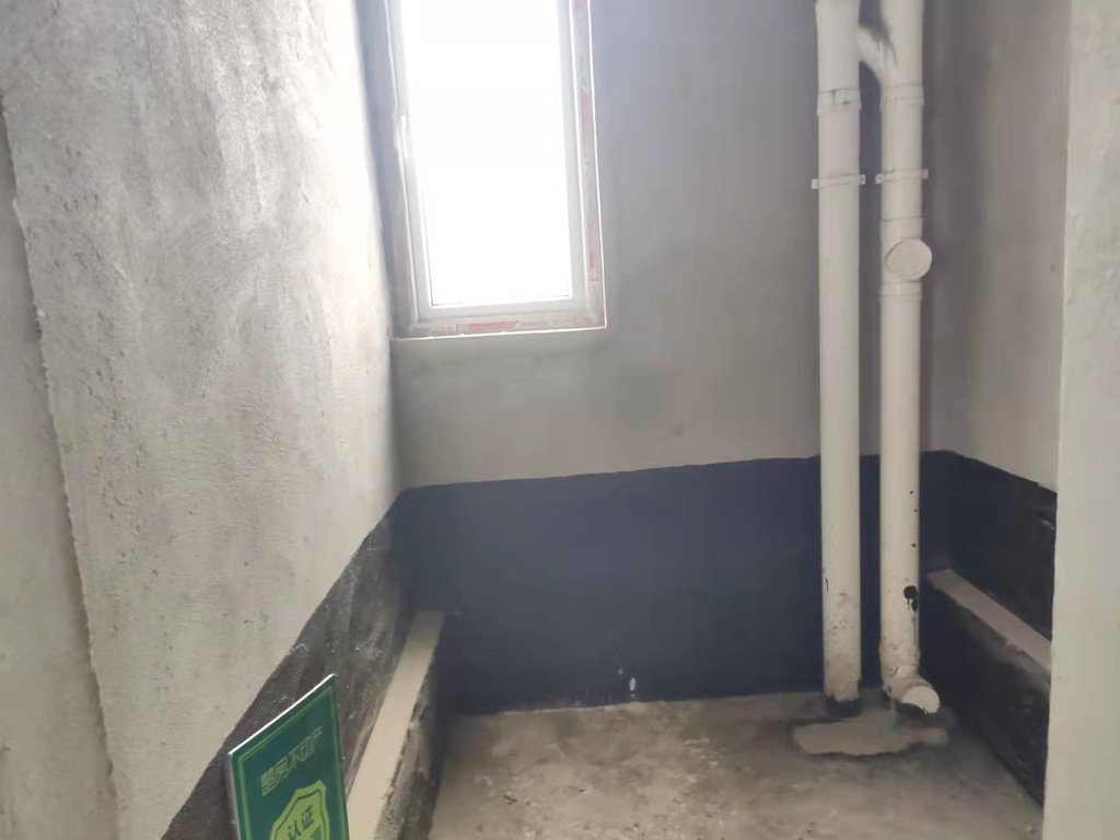 银湖城毛坯三房户型方正小区绿化不错交房时间不长离高铁站也近看房方便