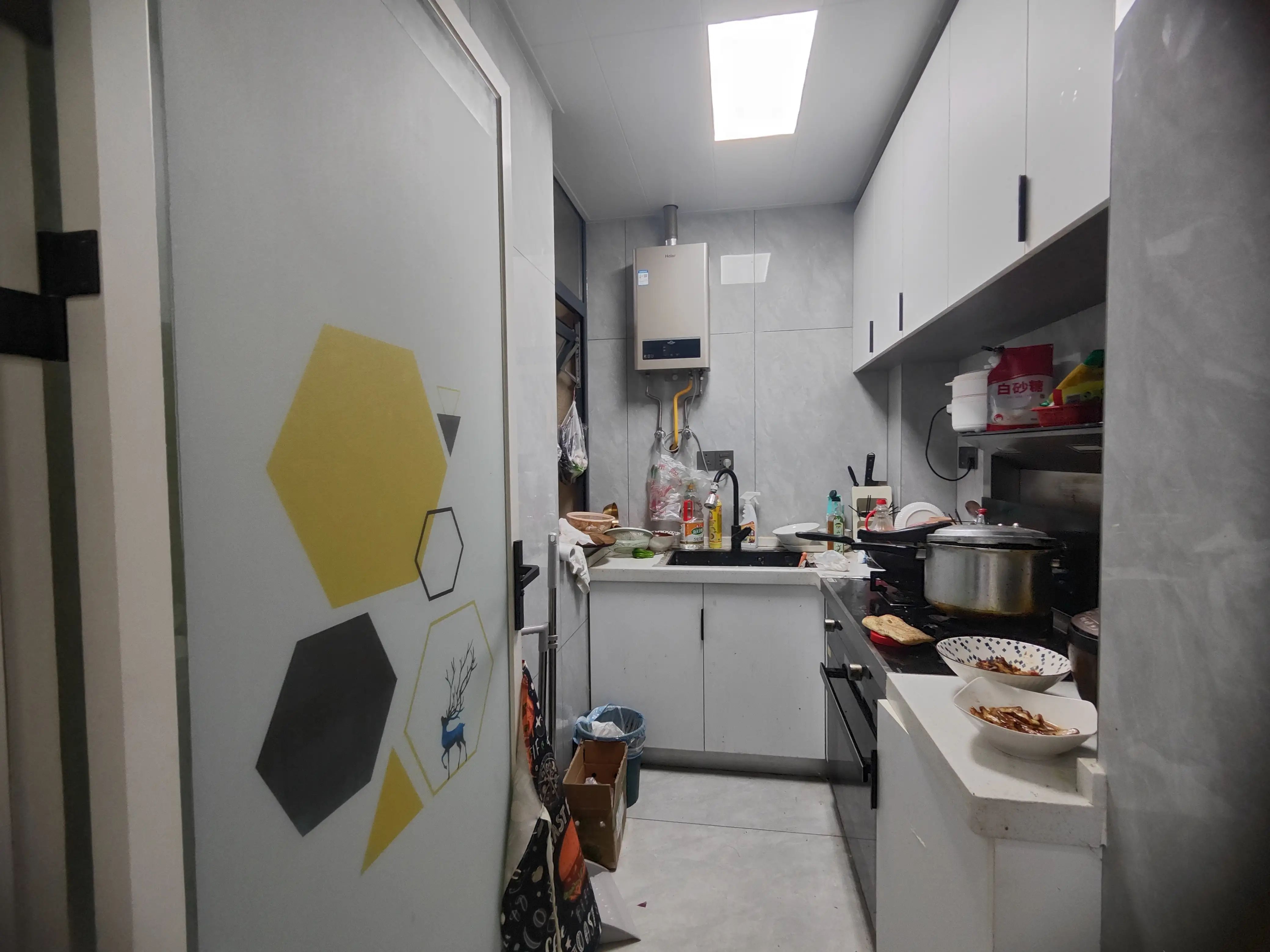 商城附近，康湾一品，精装电梯2室2厅，送露台，9.9新，证满二