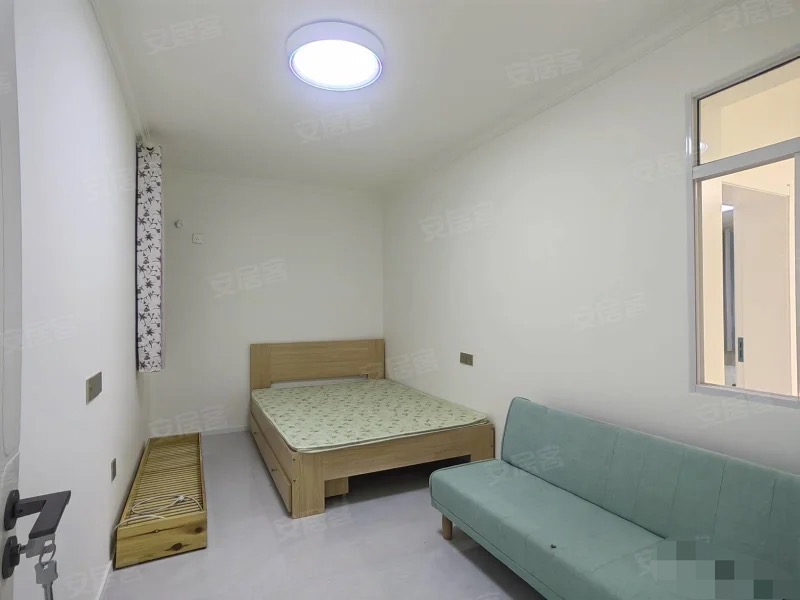 城南步梯二楼，精装大三房，单嫁2900，手富1个，月供1300，房龄新有院子停车