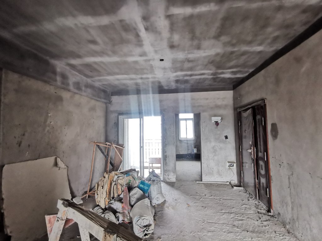 香岸华府.毛坯大三房好楼层.南北通透前后无遮挡.看房方便诚意出售