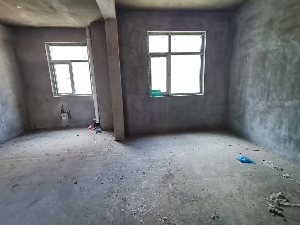 新三中对面元泰未来城好房来啦户型方正通透，娃儿上学近，业主诚意出售