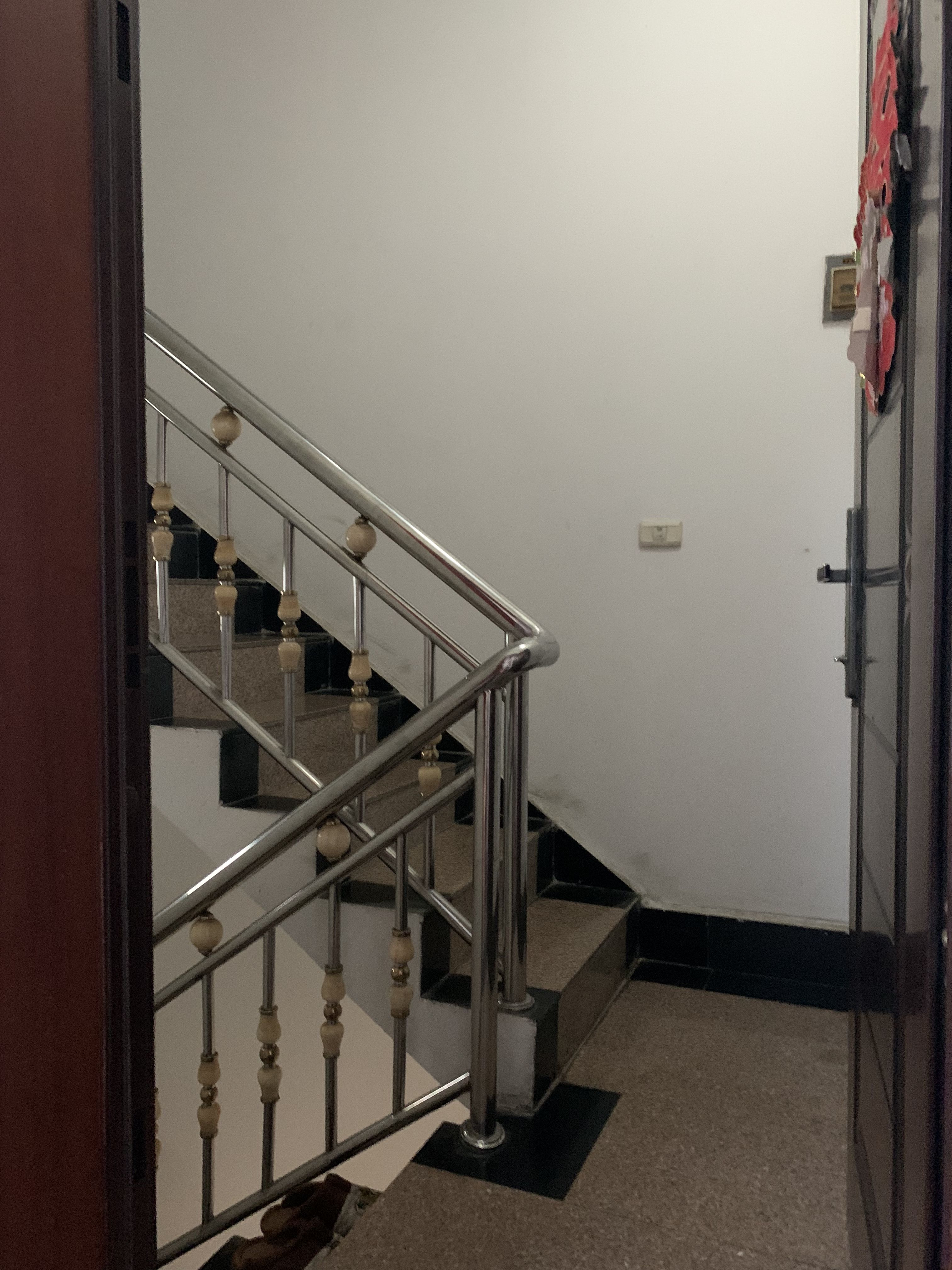 客运站对面,国有土地证，三证齐全五层半门面房出,