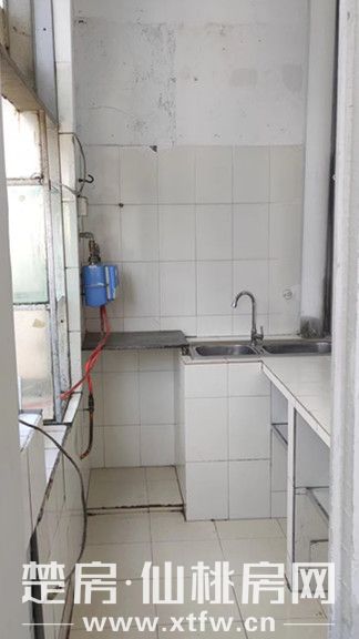 四中正对面，出校门就到