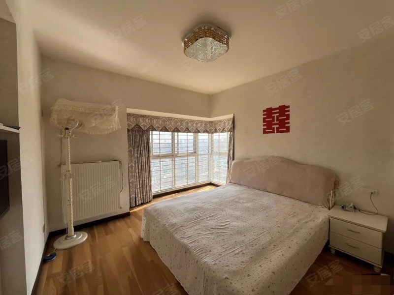 商城旁，圣淘沙精装四房，单价4000全屋暖气片，江景电梯房