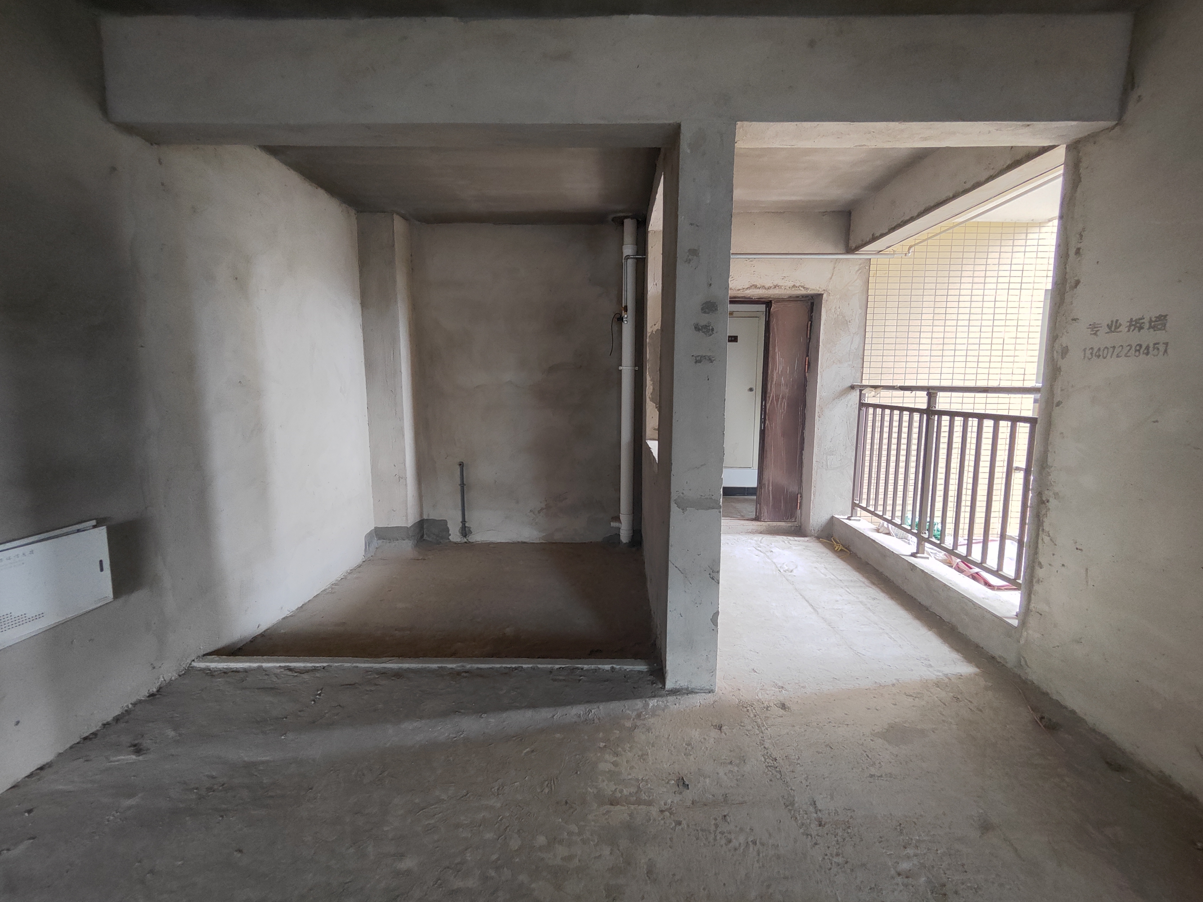 领秀城毛坯大三房三开间朝南满二证在手人车分流小区