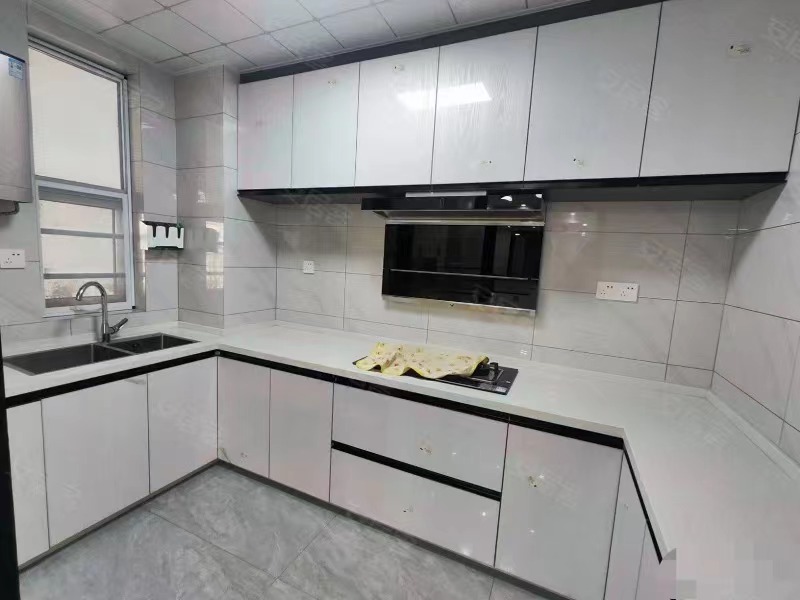 255，商城老三中旁，三合鑫城，99成新，精装三房，单价5500，带大露台电梯好楼层15楼