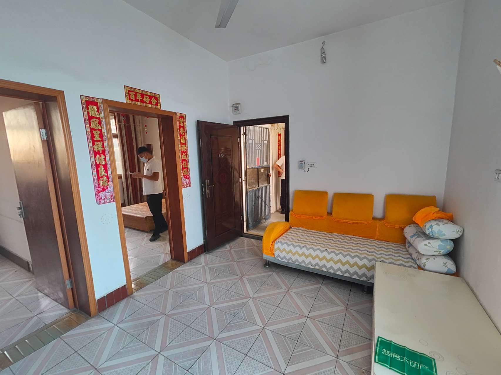 商城后面红旗电影院附近，步梯好楼层 三个房间，便宜的吓人