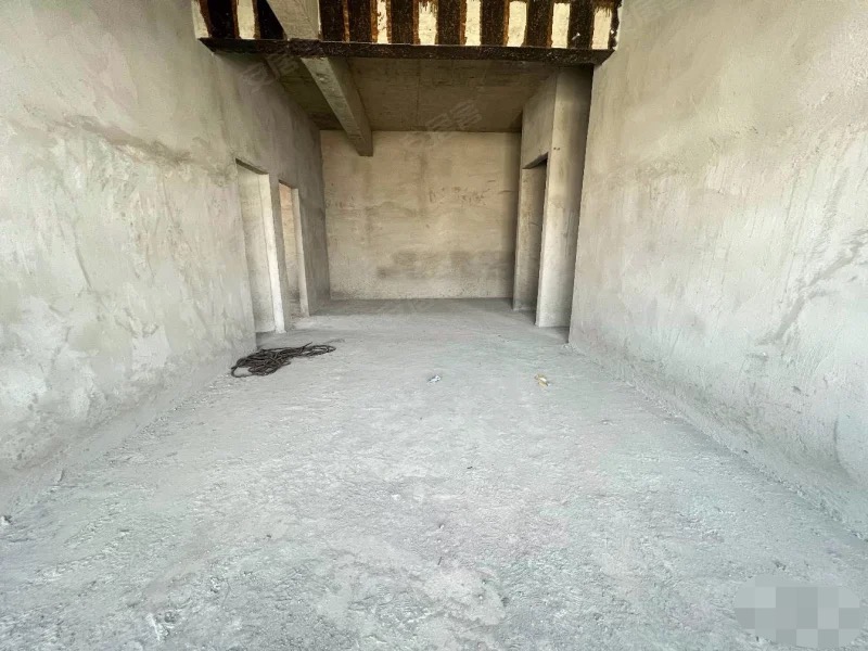 284，城南，吾悦旁，单价2900，电梯房，毛坯三房，中间好楼层，证件齐全，33万