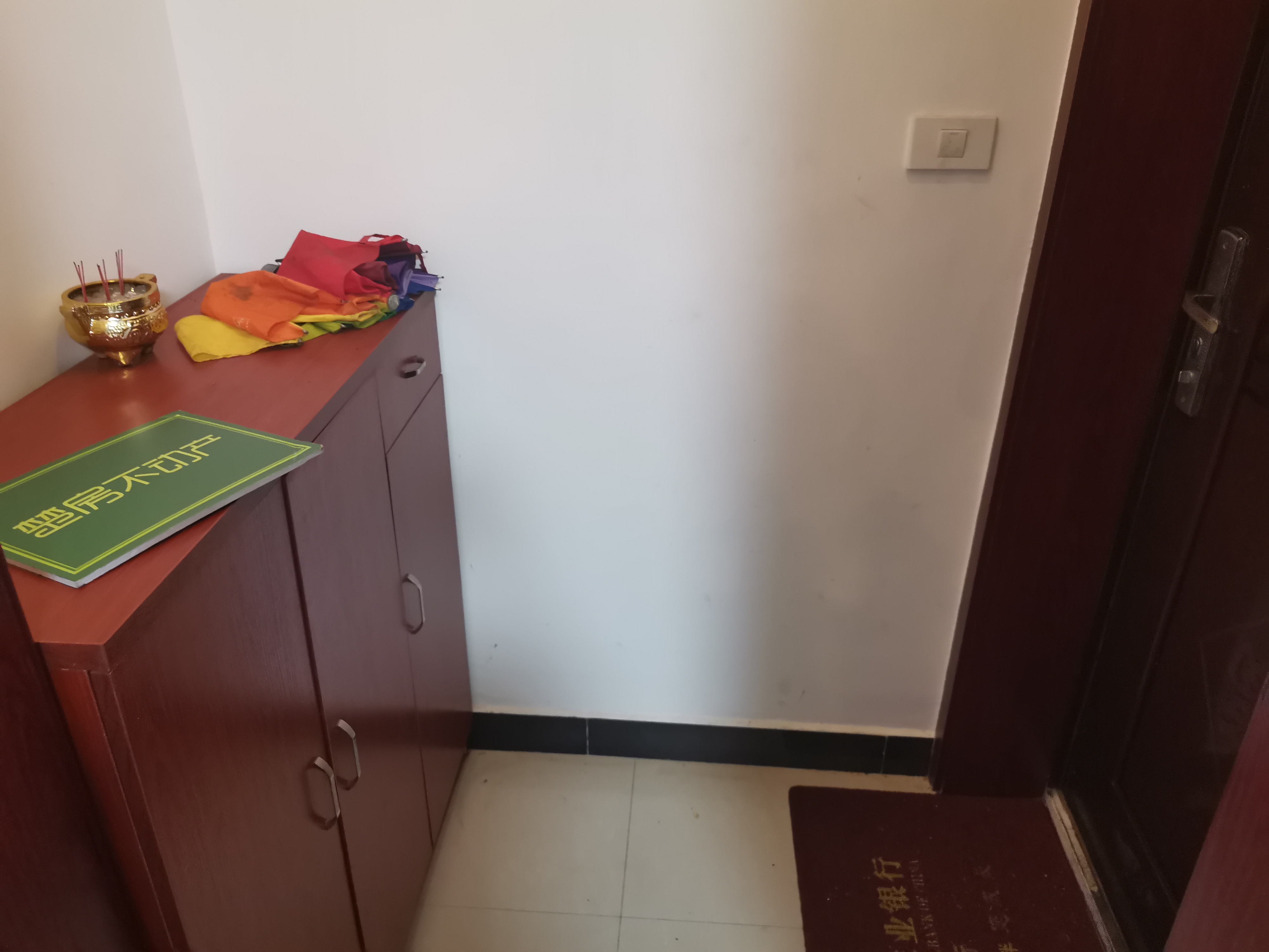 步行街后面三房诚意出租，步梯三楼好楼层，精装家具家电齐全拎包入住