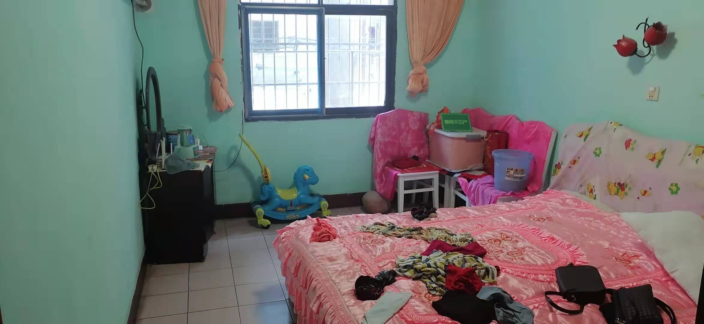 轻工小区步梯好楼层简装三房拎包入住，房东置换急售