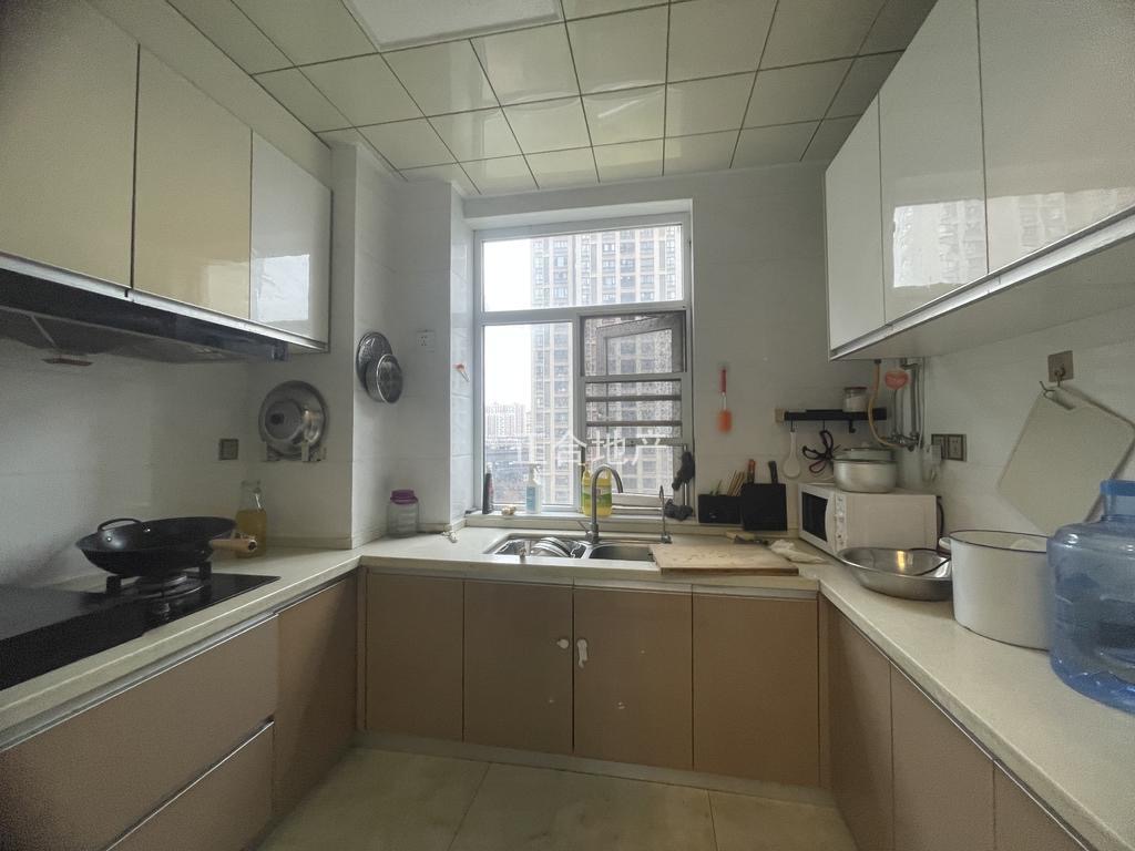 房东急卖，城南，元泰未来城A区，精装三房两卫，中间楼层，南北通透，边户证满二，