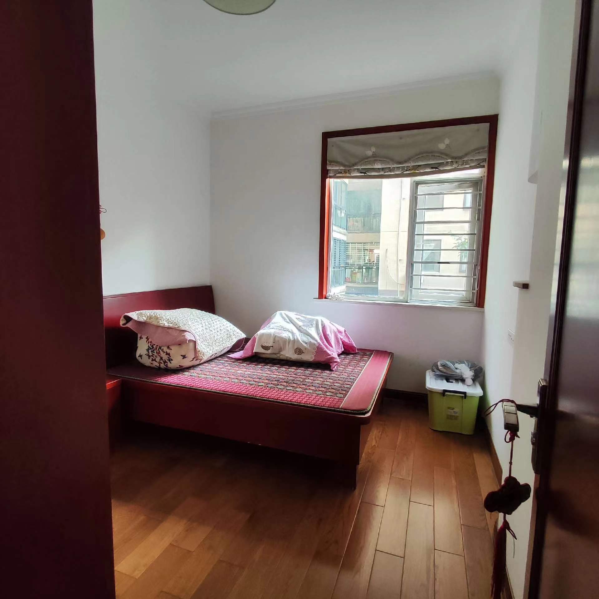 中央华府.精装四房.房子成色新.下楼就是學笑.看房方便