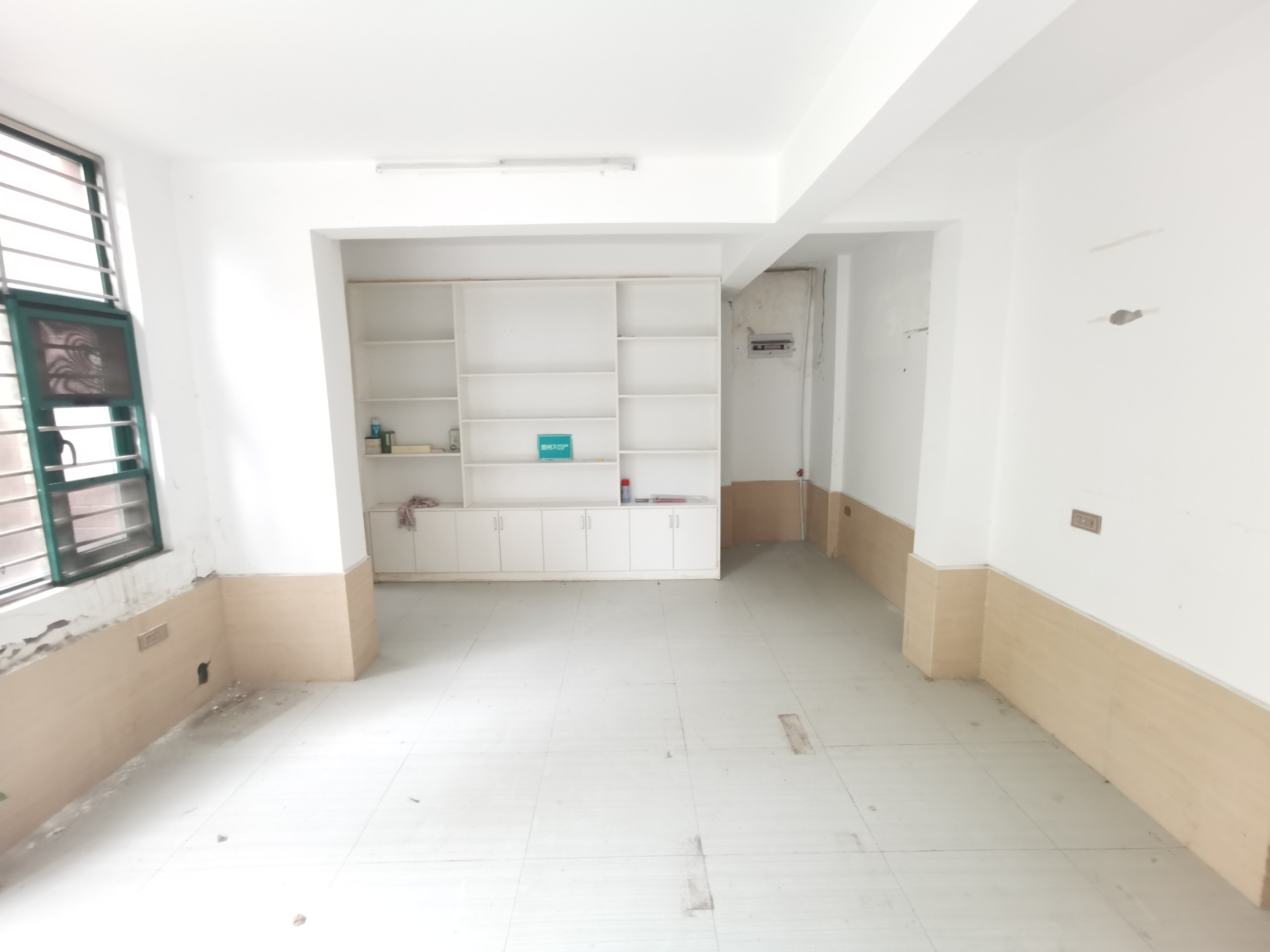 新街小区里面门面房，146平单价5000不到，不动产证在手