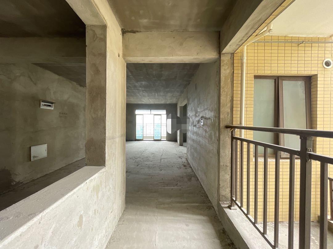 业主急卖，领秀城单价5900，三面采光，好楼层，送入户花园，户型好的很