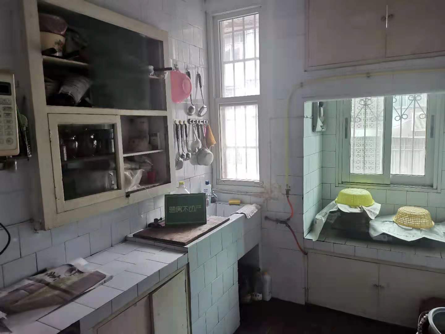 城中芯富景小区大三房，紧邻沔小，地段超好！直接拎包入住。