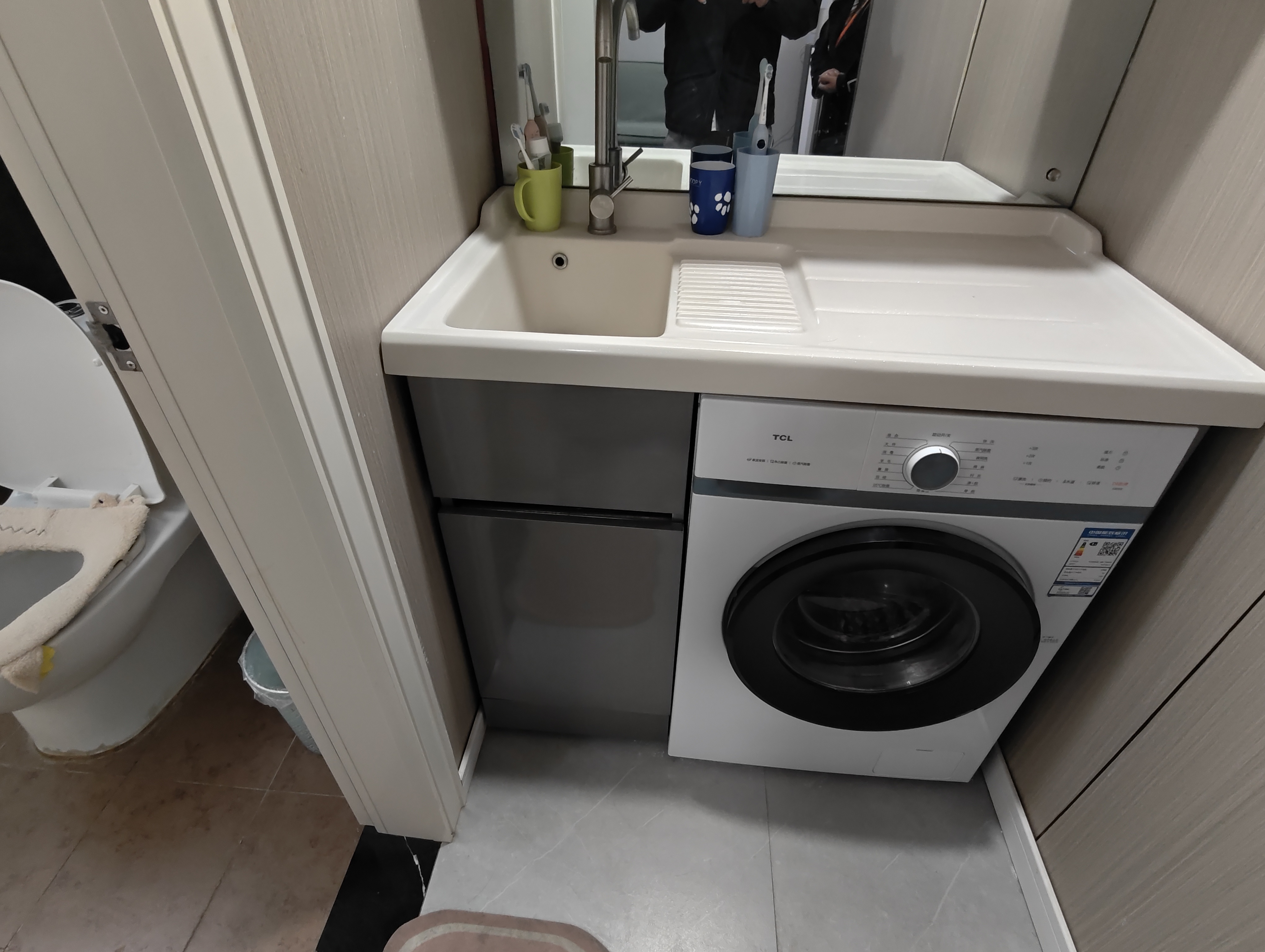 急售，​商城旁，电梯中间楼层！精装，好楼层，业主诚心出售，拎包入住