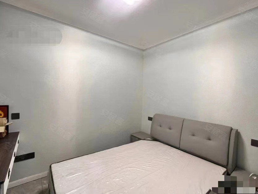 72，业主诚心出售，全新装修三房，上新二中，二小，叫育无优