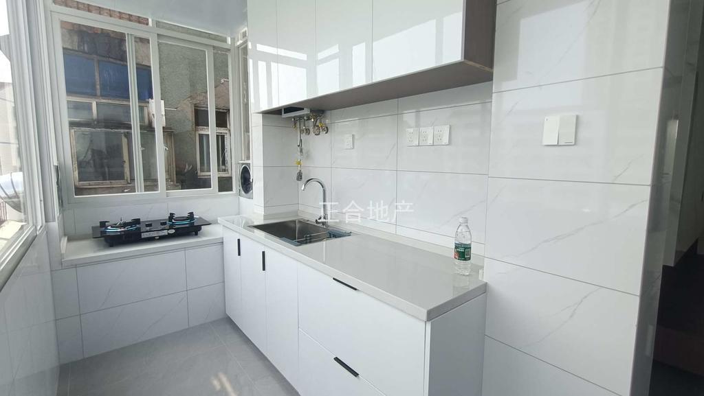 商城附近，仙源酒店旁，步梯中层，有证，全新装修，精装三房，南北通透