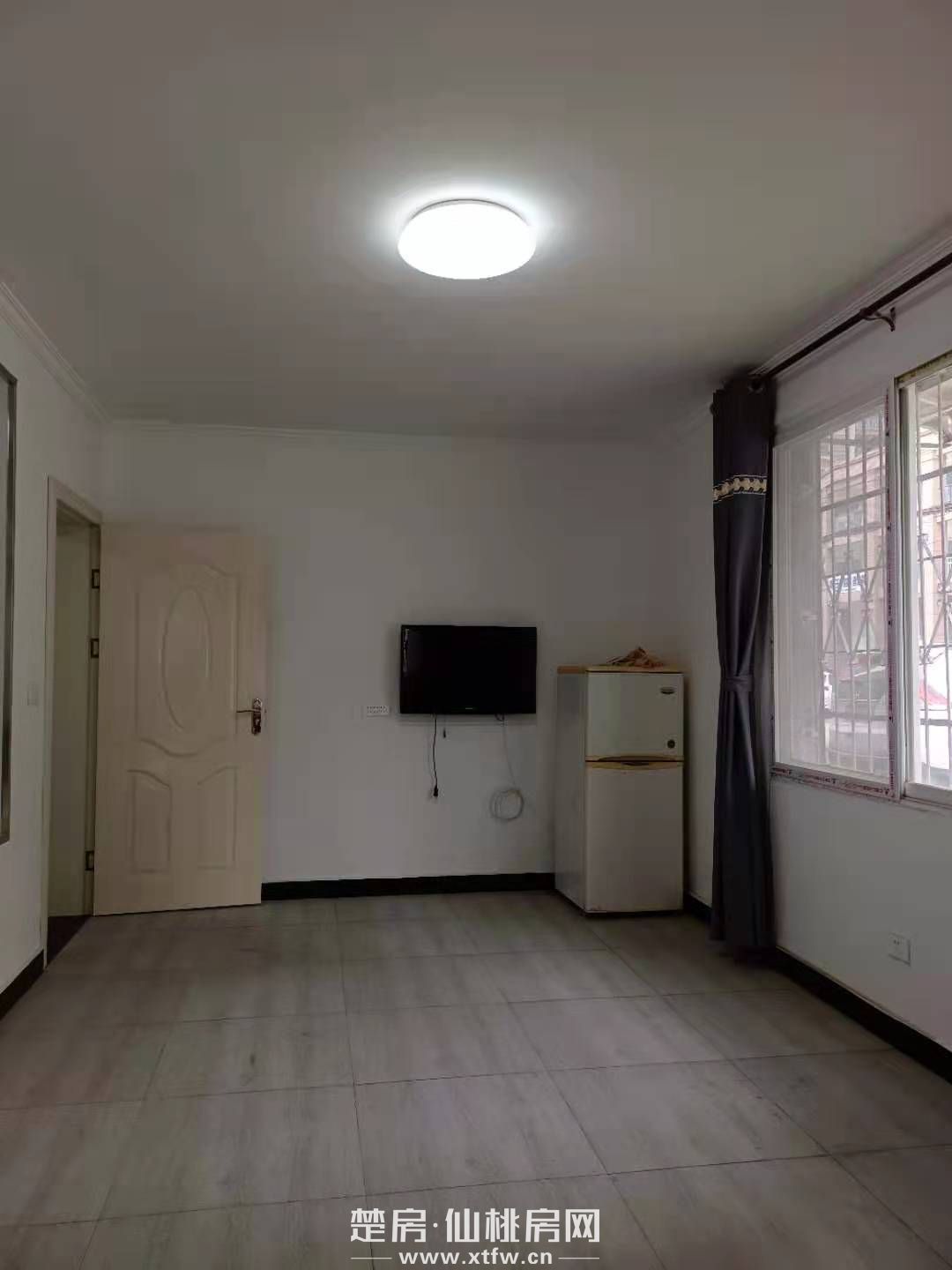 仙桃中学侧门对街巷一楼房屋出租（全新装修）