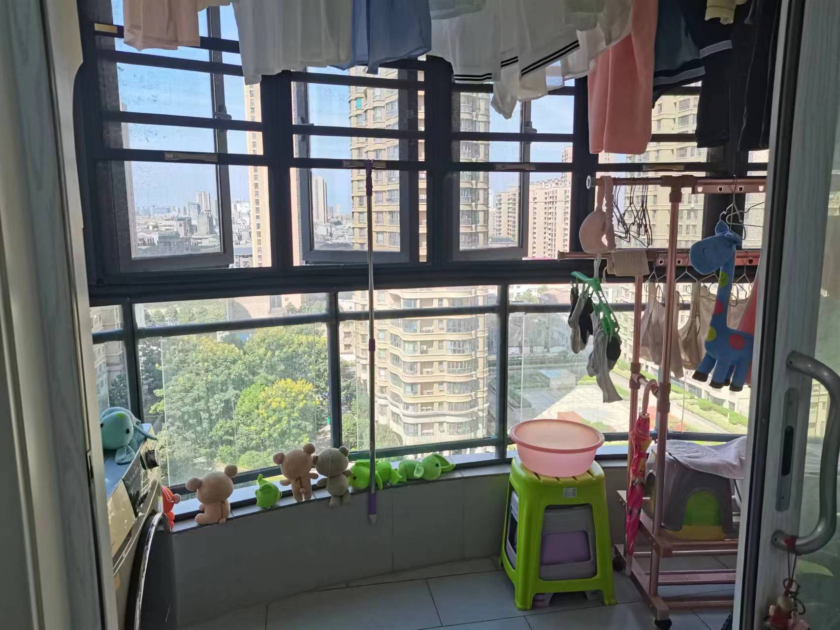 公园世家.精装三房两卫.中间楼层..证件满二.看房约