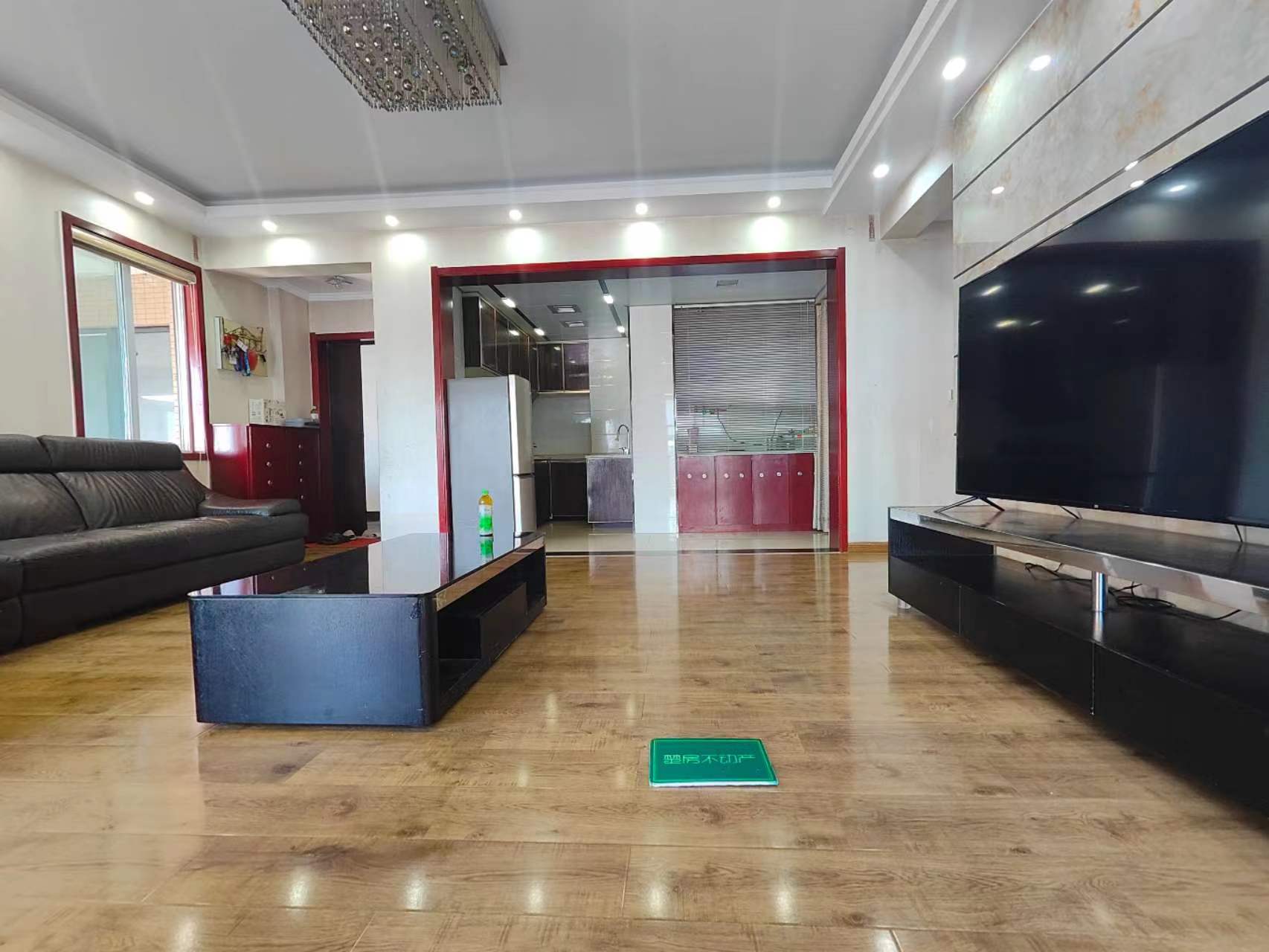 圣淘沙精装大两房通风好三面采光，双阳台，业主诚意出售，优质的吓人可以上公立嶨校，实验幼儿园，实验小穴，老三忠