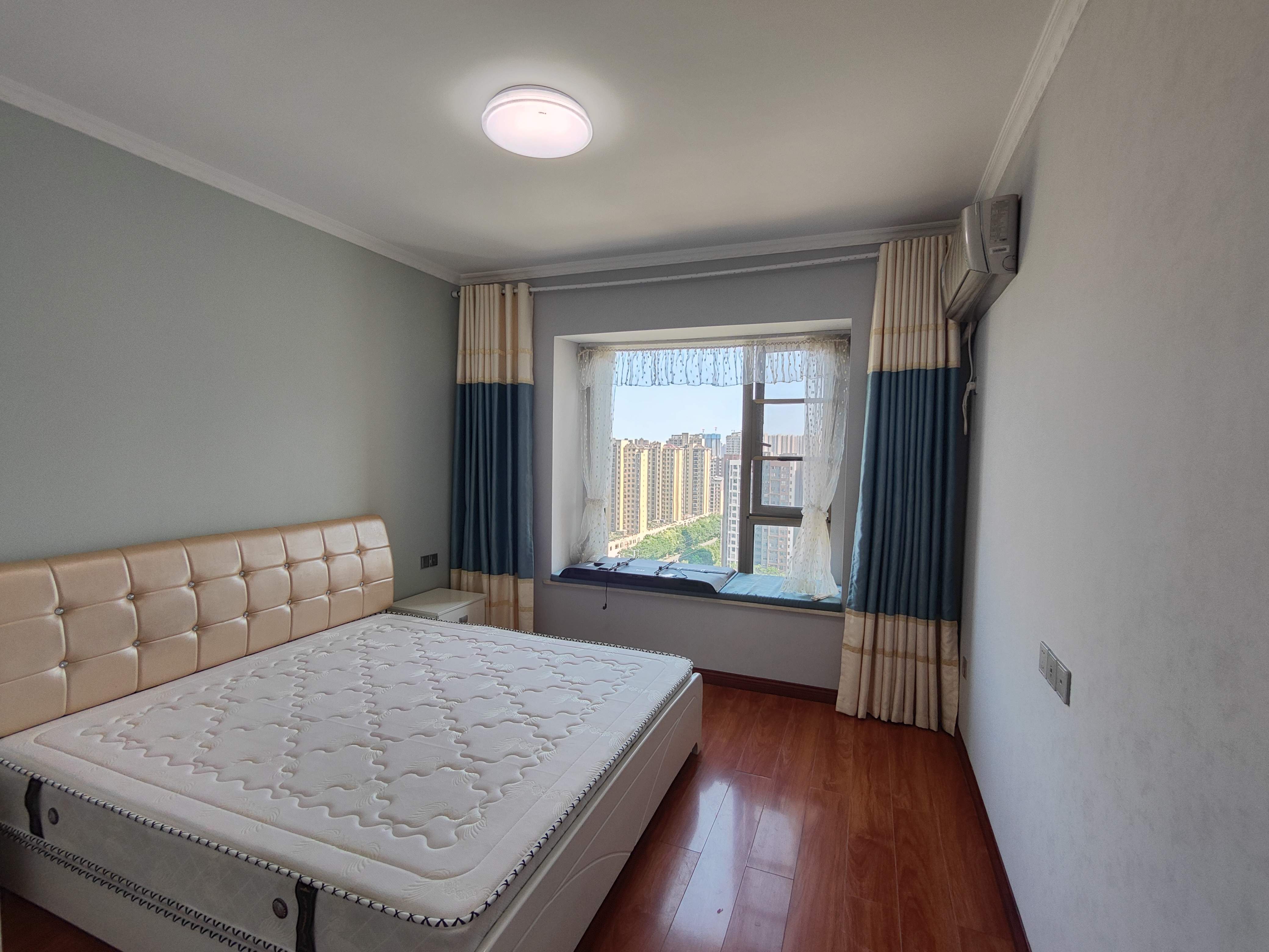 锦绣江山3室2厅2卫新装修楼层好4000多的单价优价出售！